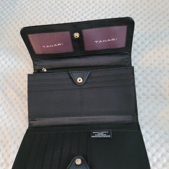 TAHARI RFID wallet brand new - Picture 3 of 6